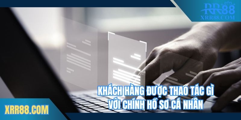 Khách hàng được thao tác gì với chính hồ sơ cá nhân